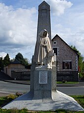 La "pleureuse" à cape limousine, statue du monument aux morts classico-pacifiste de Châlus