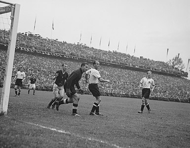 68. Minute: Nachdem Torhüter Turek den Ball mit Fußabwehr klären konnte, hat Kohlmeyer das Leder ins Seitenaus geschlagen. Im Bild von links nach rechts: Ottmar Walter (D), M. Toth (U), Hidegkuti (U), Toni Turek (D), Werner Kohlmeyer (D, 3), Werner Liebrich (D).