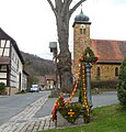 Kapelle und Osterbrunnen