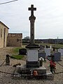 Le monument aux morts dans le cimetière de l'église (mars 2010)