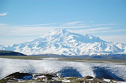 Връх Елбрус в Кабардино-Балкария в Кавказ през пролетта.