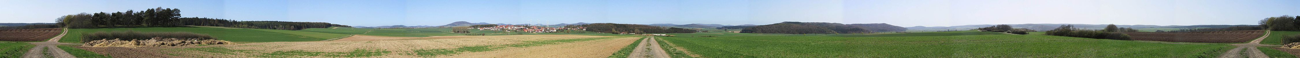 360 Grad Rundsicht östlich der Warte (wenige Meter östlich des Turm vom Wirtschaftsweg). Der Turm selbst liegt versteckt im Kiefernwäldchen, das vorne links im Bild zu sehen ist. Das Dorf vor den Windkraftanlagen ist der Naumburger Stadtteil Altenstädt. Am Aufnahmetag wehte am Standort ebenfalls eine recht steife Brise.