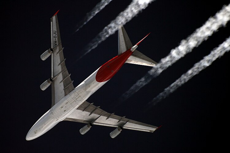 Boeing 747-400 авиакомпании Qantas, летящий над Москвой на высоте около 11 км