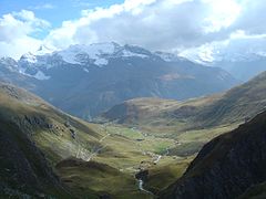 Vue à 3,5 km du sommet sur le torrent de la Lenta plus bas, une portion à 9 % plus bas à gauche, et l’Albaron (3 638 m) au fond.