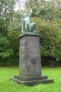 Viktor Rydbergsmonumentet vid Viktor Rydbergsgatan, bakom Landsarkivet, utförd av Ninnan Santesson.