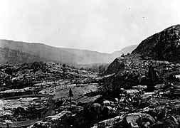 Vue du col Donner en direction de l'est, dans les années 1870.