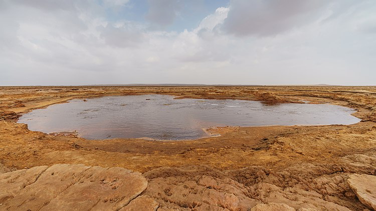 Небольшое солёное озеро с гейзером во впадине Данакиль