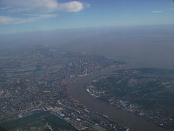 从空中鸟瞰吴淞口，图中前侧河流为长江，中间河流为黄浦江，右侧为浦东，左侧即为现已撤消的吴淞区之辖境。