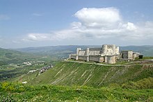 Duża forteca, z kilkunastoma wieżami i dwoma rzędami murów z kamienia, na wzgórzu
