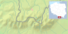 Mapa konturowa Tatr, w centrum znajduje się punkt z opisem „Jaskinia Harda”