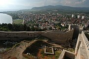 Middelalderfestningen har utsyn over byen Ohrid i Nord-Makedonia.