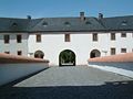 Blick zum Torhaus vor dem Schloss