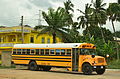 Schulbus in Accra im März 2011, Importmodell aus den USA.