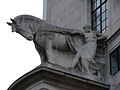 Gegenstück: Skulptur einer Frau und eines Pferdes am Unilever House (Kontrollierte Energie, Sir William Reid Dick), 1933, von rechts