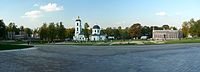 Blick vom Schloss nach Norden. In der Mitte die Kirche der Gottesmutter-Ikone „Leben bringende Quelle“.