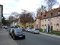 Mosinger Straße, rechts Häuser auf der ehemaligen Hörls Peunt