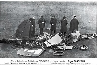 Débris de l'avion de publicité du Zoo-Circus piloté par Roger Ronserail, tué à Mont-de-Marsan le 26 février 1925