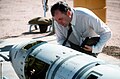 1988 Der sowjetische Inspekteur Viktor Boschenkow untersucht einen US-amerikanischen Marschflugkörper vom Typ BGM-109G Gryphon