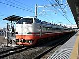 乗務員交代のため連絡線で停車する485系。（2010年1月）