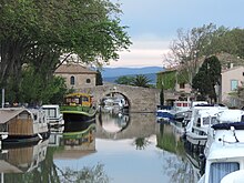 photographie du canal et du pont de pierre l'enjambant