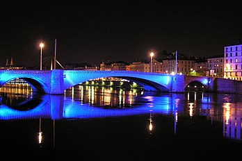 Lyon célèbre chaque année, au soir du 8 décembre, la Fête des lumières, en l'honneur de la Vierge Marie. Deuxième ville administrative de France et chef-lieu de la région Rhône-Alpes, la ville de Lyon est située au confluent du Rhône et de la Saône. (définition réelle 1 880 × 1 253*)