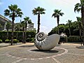 Scultura ispirata a conchiglia di nautilo in un parco pubblico di Hong Kong.