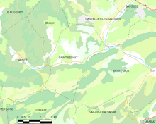 Carte élémentaire montrant les limites de la commune, les communes voisines, les zones de végétation et les routes