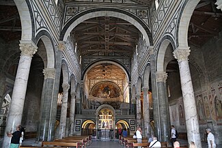 San Miniato al Monte, Florencia, tiene forma basilical, cubierta abierta de madera y decoración de mármol policromado y mosaicos.