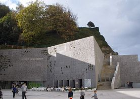 Entrada y cafetería bajo el monte (octubre de 2011)