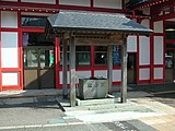 駅舎を出てすぐ右手にある手水（2004年7月）