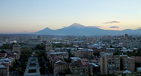 Yerevan berlatarkan Gunung Ararat (Turki)