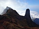 北峰からの南峰とローソク岩