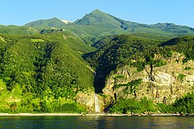 Vue du mont shiretoko et de la cascade de kamuiwakkanotaki.