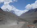 Jalan karikia manuju Pangkalan Dasa Everest Utara satalah maninggakan Friendship Highway, Tibet, jo pamandangan dakek patamo ka Gn. Everest