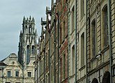 Facciate all'angolo di Place des Héros, con il campanile della chiesa di Saint-Jean-Baptiste