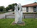 Sculpture en marbre devant la mairie