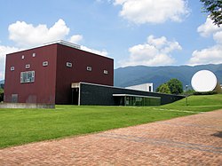 奈義町現代美術館・奈義町立図書館