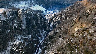 Sur la gorge d'entrée du village, le château commandait la vallée du rébenty.