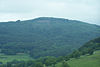 Blick aus Richtung Nordwesten vorbei an der Nordflanke des Windbergs (rechts unten) zum Umpfen mit Sendeturm