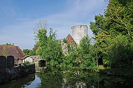 Le Loir alimente les douves du château féodal d'Alluyes.