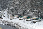 布原駅を通過する特急やくも（2008年2月、遠景）