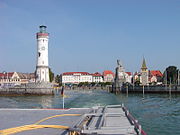 Ingresso al porto visto dal lago