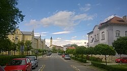 Centrum af Lipik med Kurhus (til venstre) og katolsk kirke