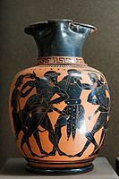 Boj med Ajantom in Odisejem za Ahilov oklep. Atiška črna figura, okoli 520 pr. n. št., oklep, kaloški napis, višina 20 cm, premer 13,7 cm.