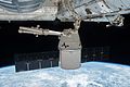 Dragon chwilę po odcumowaniu od stacji jest odciągany przez Canadarm2