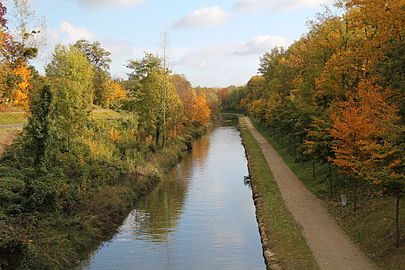 L'EuroVelo 3 à Villeparisis le long du canal de l'Ourcq.