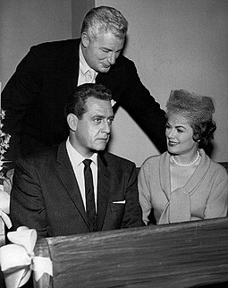 William Hopper (takana), Raymond Burr ja Barbara Hale sarjassa Perry Mason yllättää vuonna 1961.