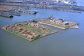 Vue aérienne d'Ellis Island, photo prise avant 1976.