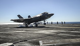 F-35C閃電II戰鬥機降落於尼米茲號航空母艦