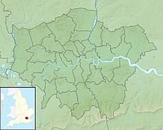 Mapa konturowa Wielkiego Londynu, w centrum znajduje się owalna plamka nieco zaostrzona i wystająca na lewo w swoim dolnym rogu z opisem „Serpentine”